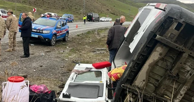 Muş ta yolcu minibüsü dere yatağına yuvarlandı: 16 yaralı Muş Haberleri
