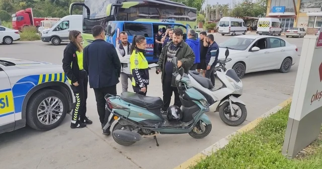 Motorlu bisiklet, motosiklete arkadan çarptı: 2 sürücü yaralandı Antalya Haberleri