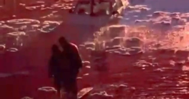 Elazığ da alt geçit suyla doldu: Mahsur kalan vatandaşları itfaiye kurtardı Vatandaşlar, aracın tavanına çıkarak kurtarılmayı bekledi Elazığ Haberleri