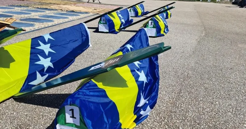 Savaşta bedenleri parçalanan 6 Boşnak 30 yıl sonra toprağa verildi