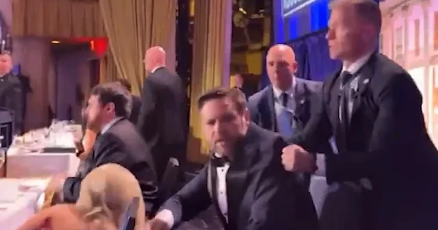 Beyaz Saray yemeğinde silahlı saldırı: Trump tan önce yardımcısı JD Vance’in tahliye edilmesi dikkat çekti VİDEO İZLE