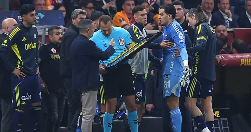 Oyundan atılan Ederson, sinirini VAR monitöründen çıkardı
