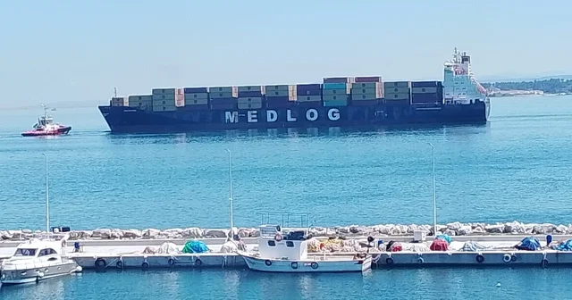 Çanakkale Boğazı nda arızalanan gemi güvenli bölgeye çekildi Çanakkale Haberleri