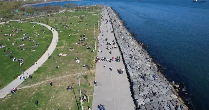 Avcılar da havaların ısınmasını fırsat bilen vatandaşlar sahile akın etti