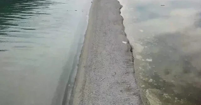 Eğirdir Gölü’nde doğa kendi yolunu çizdi: Su üstünde uzanan beyaz şerit ilgi odağı oldu VİDEO İZLE