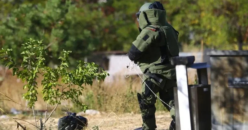 Mersin de el bombası alarmı: Arazisini sürerken farketti