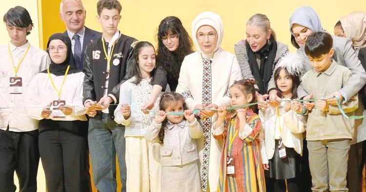 Emine Erdoğan: Çocukları bizden kahramanlarla tanıştıralım