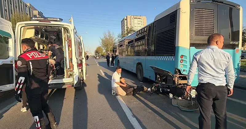 Motosiklet, duraktaki otobüse çarptı; 2 yaralı