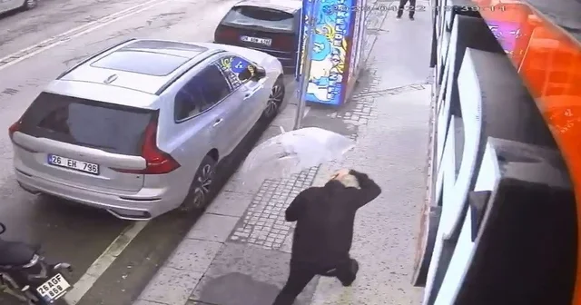 Eskişehir de adamın üzerine camın düşme anına ait görüntüleri ortaya çıktı Eskişehir Haberleri