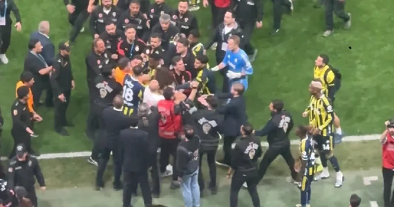 Derbi sonu ortalık karıştı: Fenerbahçeli yıldızı zor ayırdılar (VİDEO) Futbol Haberleri