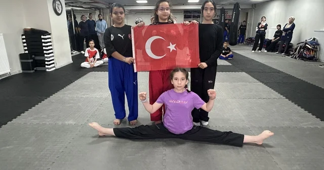 Miniklerin vatan sevgisi Antrenmanda bayraklı gösteri Kayseri Haberleri