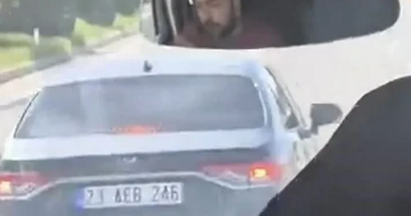 Elazığ’da maganda dehşeti: Otomobiliyle yolcu minibüsünü sıkıştırdı Gündem Haberleri