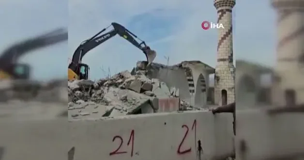 Maraş depremlerinde hasar gören cami yıkıldı