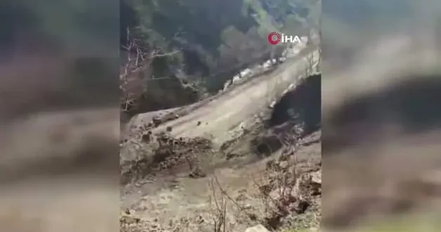 Bahçesaray da mahalle yolunda heyelan