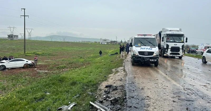 Kamyonetle çarpışan otomobil tarlaya yuvarlandı; 2 ölü, 3 ağır yaralı Sözcü Gazetesi