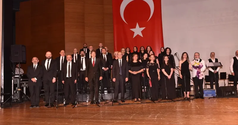 Doktor, hemşire ve hastane çalışanlarından Türk halk müziği konseri