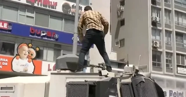 İzmir deki CHP mitinginde valilik kararına rağmen Cumhuriyet Meydanı na toplanan kalabalık TOMA ya saldırdı VİDEO İZLE