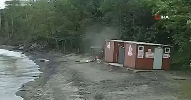 Kediye çarpmamak için manevra yapan aracın plaja uçtuğu kaza kamerada