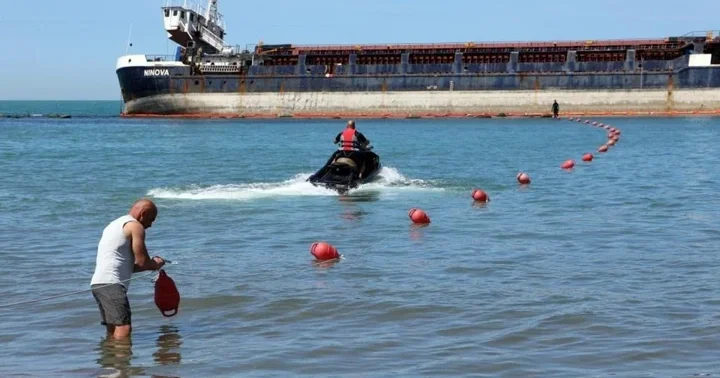Karaya oturan geminin çevresi denize girişler için tehlikeli alan ilan edildi! Gemi çevresine kimse yaklaştırılmayacak