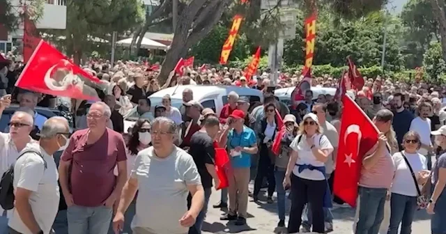 İzmir’de Özgür Özel gerilimi: Polis kalabalığa müdahale etti VİDEO İZLE