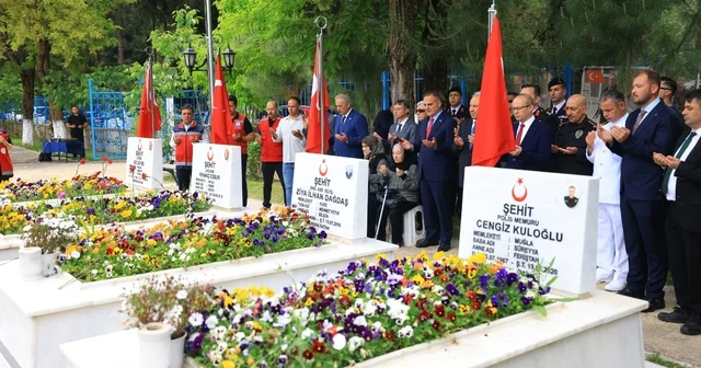 Vali Akbıyık, Kurban Bayramı nedeniyle şehitliği ziyaret etti Muğla Haberleri