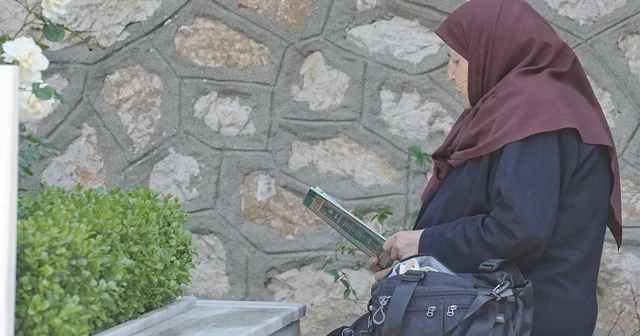 Şehitlikte hüzünlü bayramlaşma Aileler evlatlarının şehitliğini ziyaret etti, Muradiye Külliyesi İmam Hatibi Lütfi Taşçı kuranı kerim okudu Bursa Haberleri