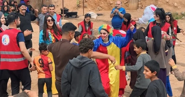 Binlerce kilometrelik gönül köprüsü Kırgız öğrenciler Şanlıurfa da çocukların mutluluğuna ortak oldu Elektrik ve suyun gitmediği bölgeye Kırgız öğrenciler gitti Şanlıurfa Haberleri