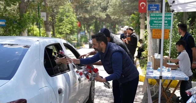 Elazığ da mezarlığa giden vatandaşlara karanfil dağıtıldı Elazığ Haberleri
