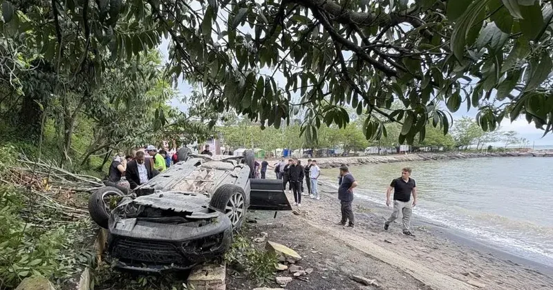 Kediye çarpmamak için sürücüsünün manevra yaptığı otomobil plaja devrildi; 2’si çocuk, 4 yaralı