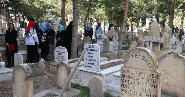 Terzibaba Mezarlığı nda arife günü yoğunluğu Erzincan Haberleri
