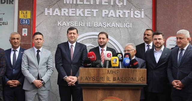 MHP de bayramlaşma MHP Kayseri İl Başkanı Enes Ertuğrul Kalın: Kongrelerimizi gerçekleştirip daha güçlü bir teşkilat anlayışıyla Kayseri de üç hilalli sancağı şereflendirmeye devam edeceğiz Kayseri Haberleri