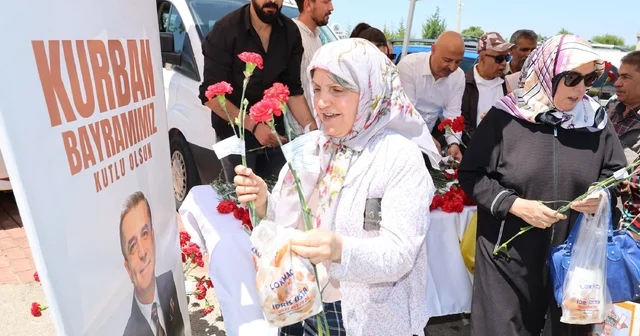 Şehzadeler Belediyesinden karanfil dağıtımı Manisa Haberleri