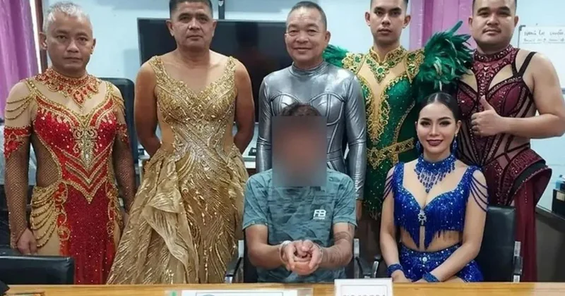 Tayland polisi operasyon için pullu kostüm giyip makyaj yaptı