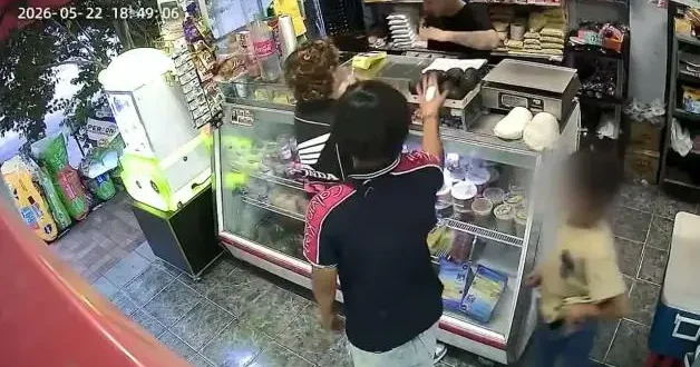Meksika da markette bir gencin saçlarını yaktılar!