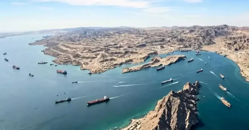 ABD basını Hürmüz Boğazı ndaki kritik gelişmeyi duyurdu: Donanma gemilere eşlik ediyor!