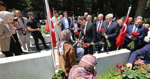 Şehit babasının, elini öpüp bayramını kutlayan Vali yle diyaloğu yürekleri ısıttı Hatay Haberleri