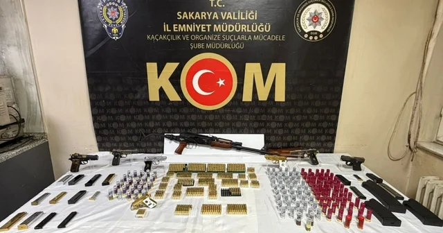 Sakarya da iki ayrı evde yapılan aramada tabancalar, tüfek ve mühimmat ele geçirildi Sakarya Haberleri