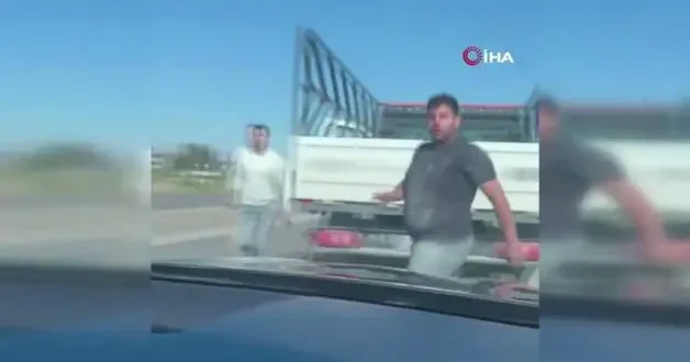Trafikte tansiyon yükseldi: Sopalı saldırıdan son anda kaçtılar
