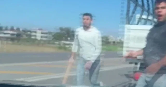 Hatay da sürücü yol verme tartışmasında sopalı saldırıdan kaçarak kurtuldular VİDEO İZLE