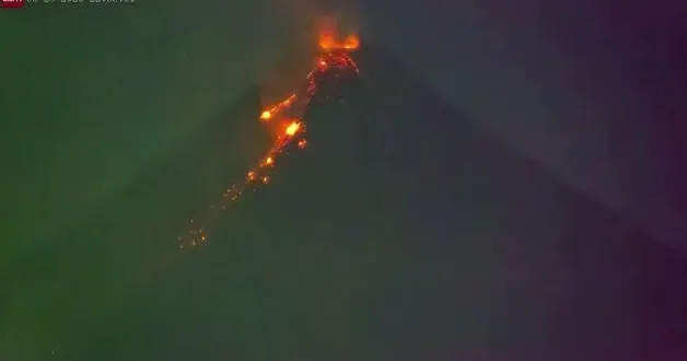 Filipinler de yanardağın faaliyeti sırasında meteor görüntülendi