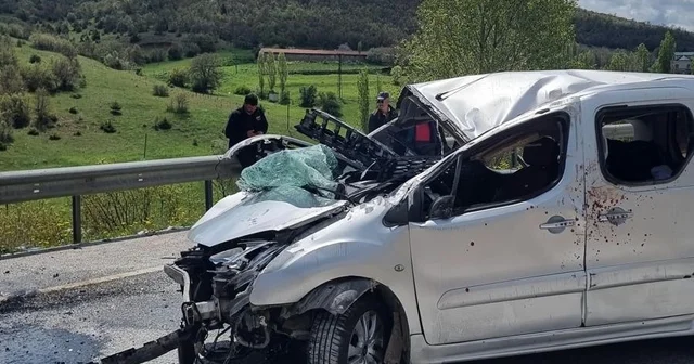 Yozgat ta bariyerlere çarpan hafif ticari araçtaki 6 kişi yaralandı Yozgat Haberleri