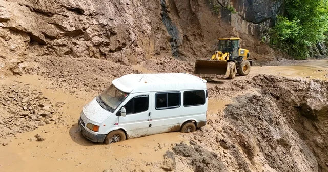 Trabzon da heyelan; minibüsteki 3 kişi son anda kurtuldu Trabzon Haberleri