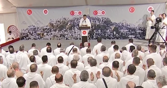 Arafat’ta vakfe duası: Eller semaya açıldı VİDEO İZLE