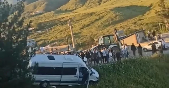 Mezarlık ziyareti dönüşü faciadan dönüldü: Freni patlayan minibüs şarampole yuvarlanmaktan son anda kurtuldu Siirt Haberleri