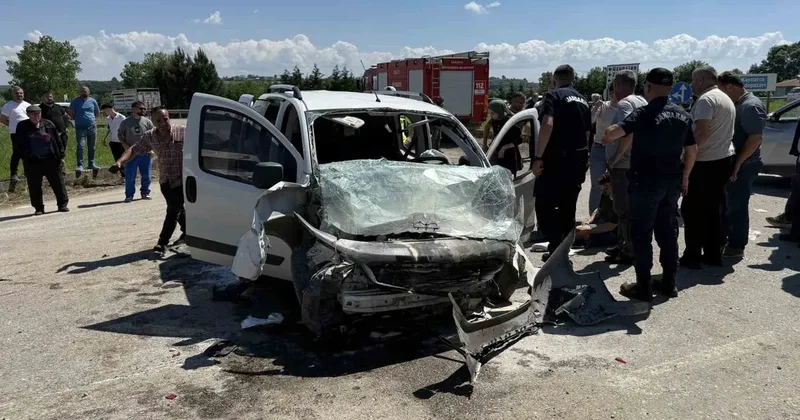 Sakarya’da araçların çarpıştığı kazada 3’ü çocuk 7 kişi yaralandı