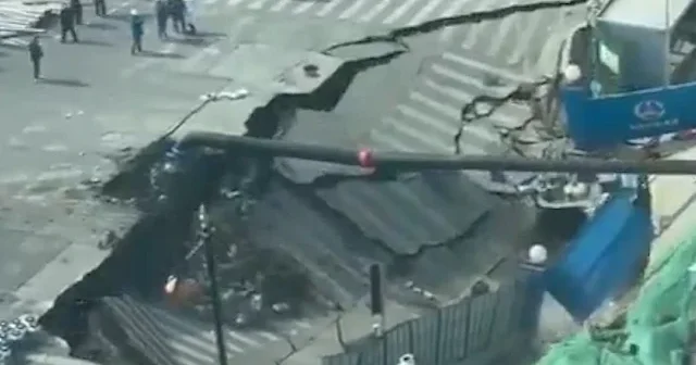 Çin in finans merkezinde facia: Şanghay daki metro inşaatında aniden oluşan devasa göçük kamerada VİDEO İZLE
