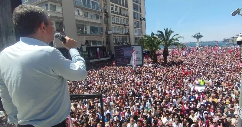 Özgür Özel gövde gösterisi yaptı! İşte olaylı İzmir mitinginden dikkat çeken kareler