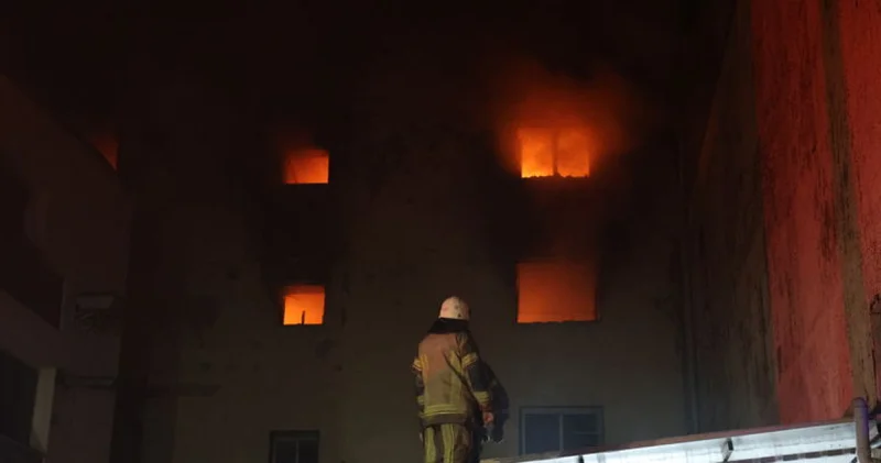 İzmir de ayakkabı imalathanesinde yangın Son dakika haberleri