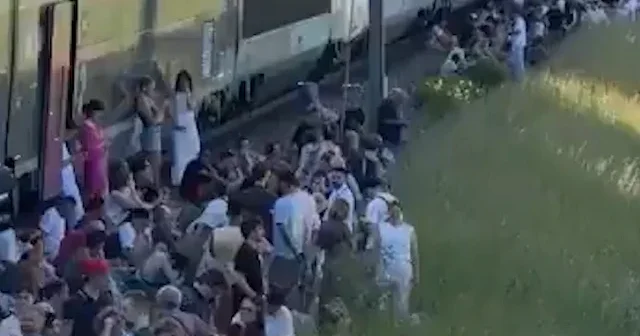 Fransa da klimasız trenlerin içi fırına döndü: Yolcular ölüm tehlikesi geçirdi VİDEO İZLE