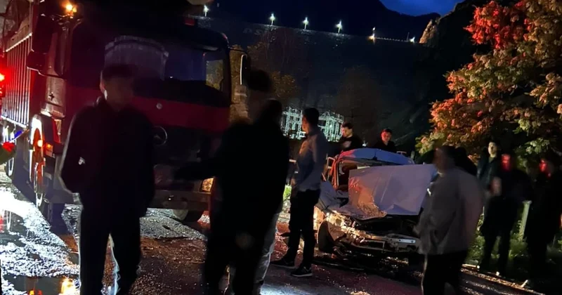 Kamyonla çarpışan otomobildeki 3 kişi yaralandı Sözcü Gazetesi